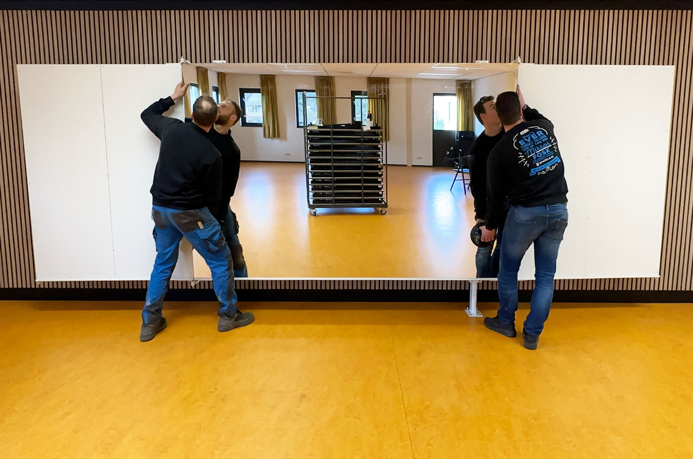 Het plaatsen van een inklapbare spiegelwand